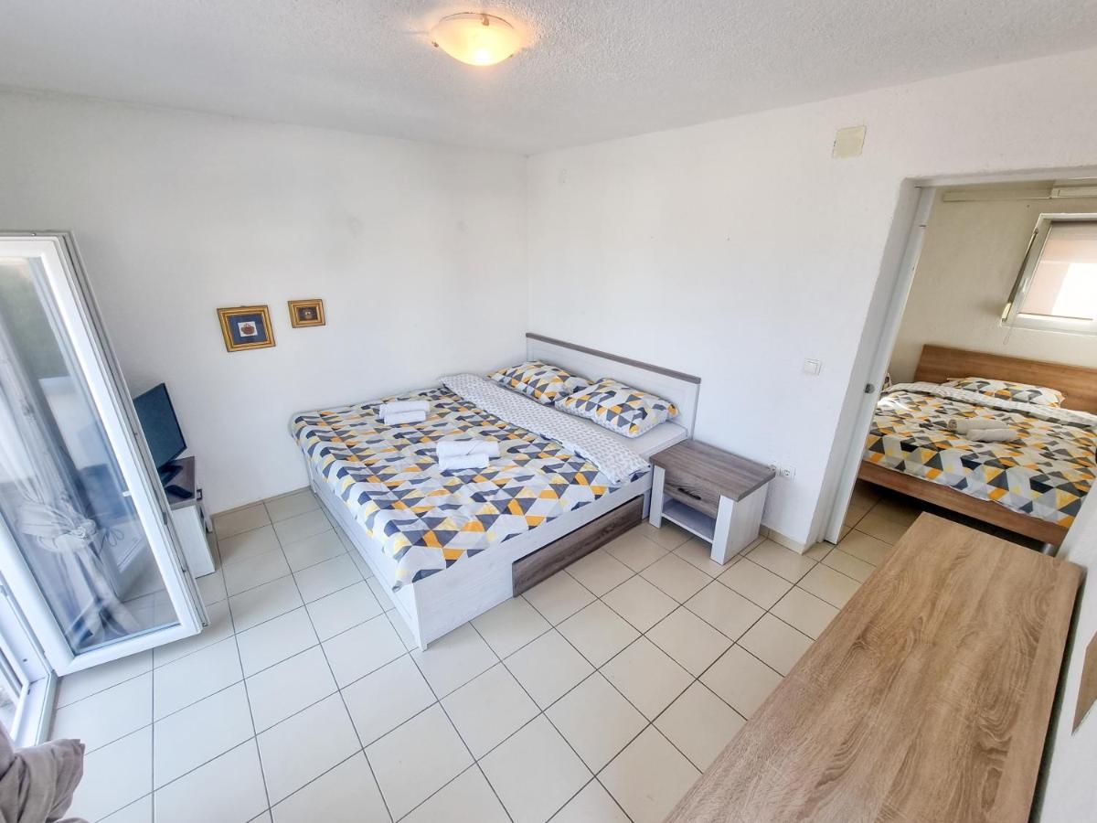 Apartments Kovac Vir Bagian luar foto
